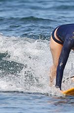 HELEN HUNT Surfing in Hawaii