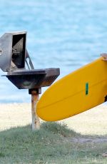 HELEN HUNT Surfing in Hawaii