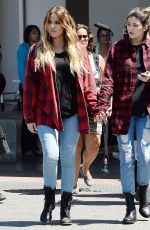 KYLIE JENNER nad KHLOE KARDASHIAN Shopping at Costco in Los Angeles