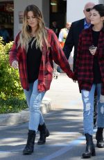 KYLIE JENNER nad KHLOE KARDASHIAN Shopping at Costco in Los Angeles