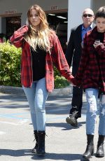 KYLIE JENNER nad KHLOE KARDASHIAN Shopping at Costco in Los Angeles