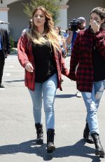 KYLIE JENNER nad KHLOE KARDASHIAN Shopping at Costco in Los Angeles