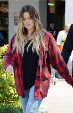 KYLIE JENNER nad KHLOE KARDASHIAN Shopping at Costco in Los Angeles