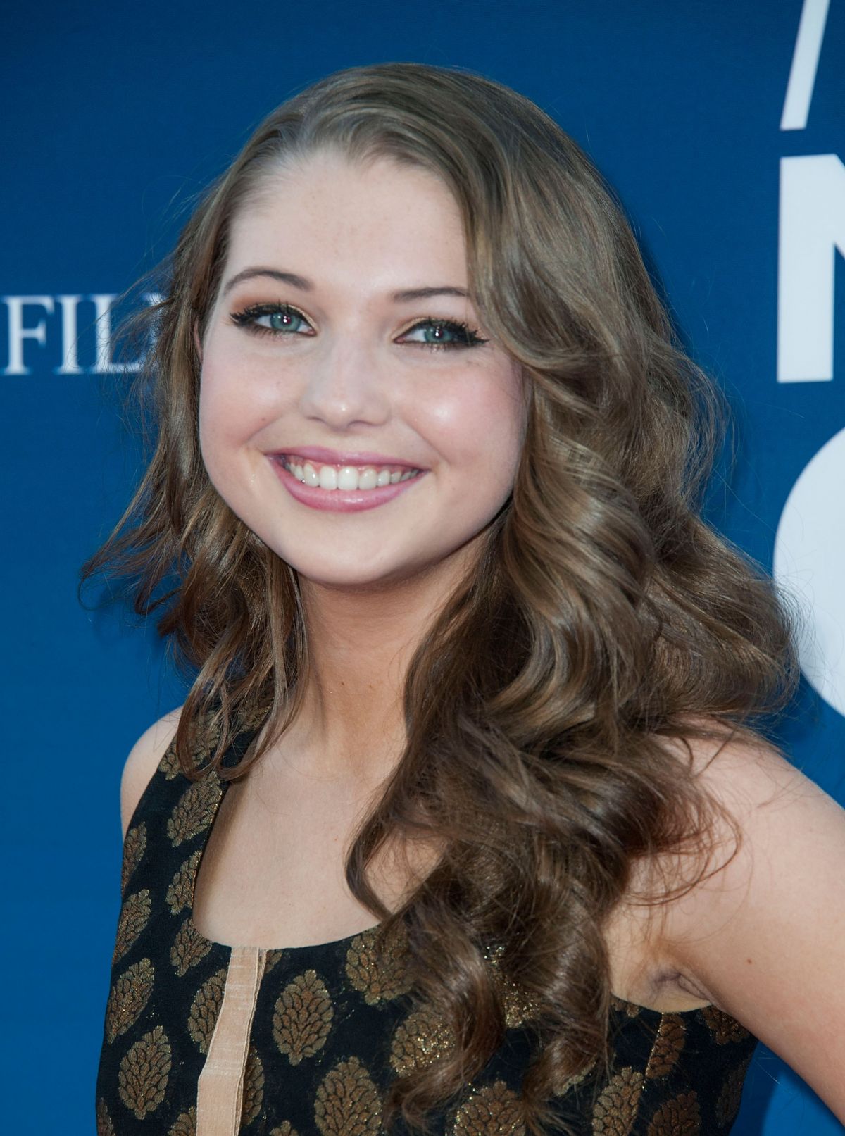sammi-hanratty-at-mom-s-night-out-premiere-in-hollywood_15.