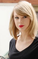 TAYLOR SWIFT Leaves Her New York Apartment