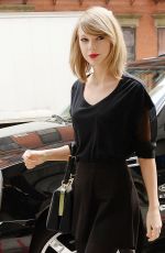 TAYLOR SWIFT Leaves Her New York Apartment