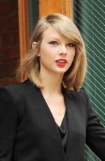 TAYLOR SWIFT Leaves Her New York Apartment