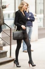TAYLOR SWIFT Leaves Her New York Apartment