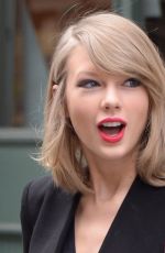 TAYLOR SWIFT Leaves Her New York Apartment