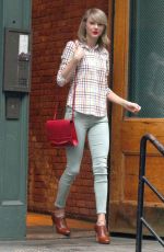 TAYLOR SWIFT Out in New York 1504