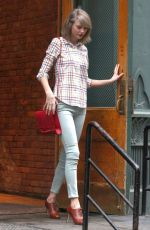 TAYLOR SWIFT Out in New York 1504