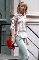 TAYLOR SWIFT Out in New York 1504