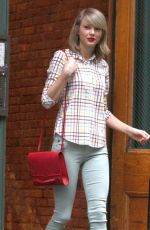 TAYLOR SWIFT Out in New York 1504