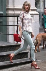 TAYLOR SWIFT Out in New York 1504
