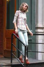 TAYLOR SWIFT Out in New York 1504