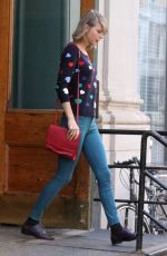 TAYLOR SWIFT Out in New York 1604