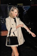 TAYLOR SWIFT Returning to Her Apartment in New York