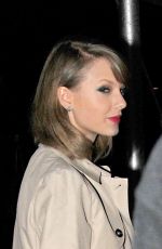 TAYLOR SWIFT Returning to Her Apartment in New York