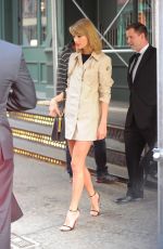 TAYLOR SWIFT Returning to Her Apartment in New York