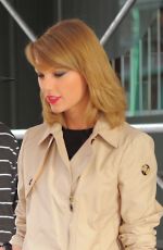 TAYLOR SWIFT Returning to Her Apartment in New York