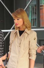 TAYLOR SWIFT Returning to Her Apartment in New York