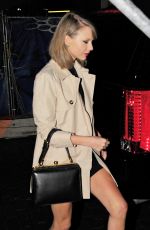 TAYLOR SWIFT Returning to Her Apartment in New York
