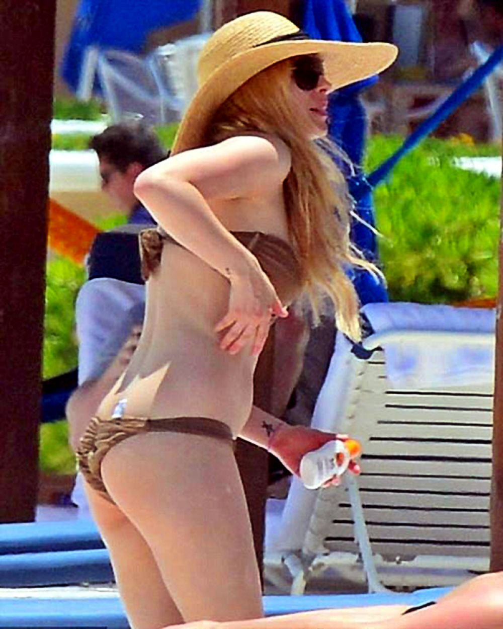 a in bikini lavgine Avril