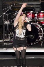 AVRIL LAVIGNE Performs in Mountain View