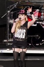 AVRIL LAVIGNE Performs in Mountain View