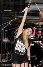 AVRIL LAVIGNE Performs in Mountain View