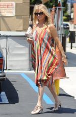 GOLDIE HAWN Arrives at Tavern Restaurant in Brentwood