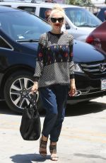 GWEN STEFANI Arrives at Acupuncture Studio in Los Angeles