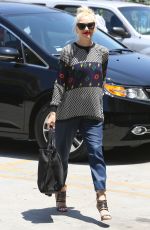 GWEN STEFANI Arrives at Acupuncture Studio in Los Angeles