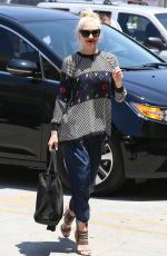 GWEN STEFANI Arrives at Acupuncture Studio in Los Angeles