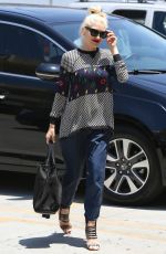GWEN STEFANI Arrives at Acupuncture Studio in Los Angeles