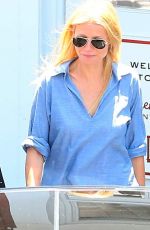 GWYNETH PALTROW Shopping at Brentwood Country Mart