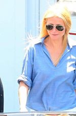 GWYNETH PALTROW Shopping at Brentwood Country Mart