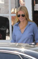 GWYNETH PALTROW Shopping at Brentwood Country Mart