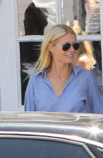 GWYNETH PALTROW Shopping at Brentwood Country Mart