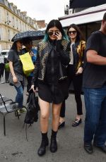 KENDALL nad KYLIE JENNER Out and About in Paris