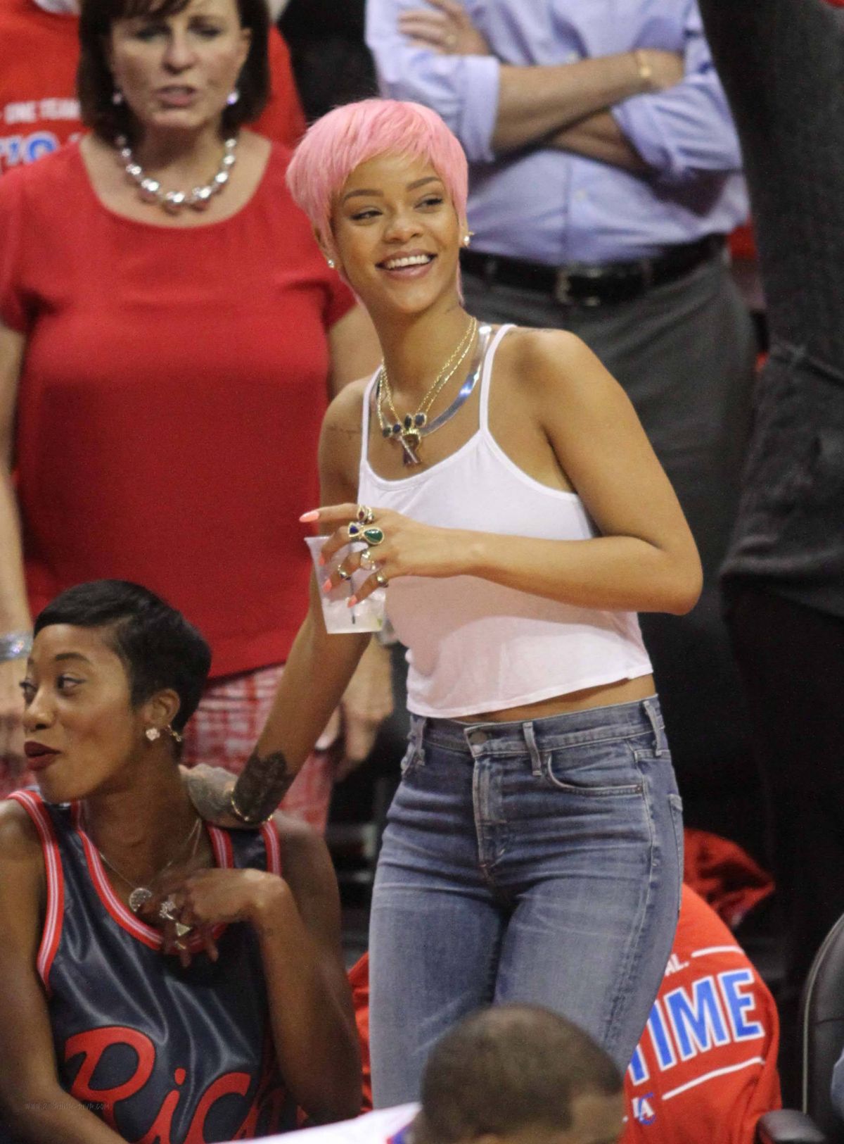 RIHANNA Shows Pink Hair at the Clippers Game in Los Angeles – HawtCelebs