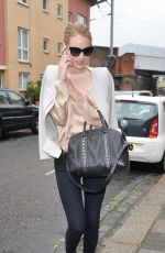 ROSIE HUNTINGTON-WHITELEY Arrives at a Studio in London