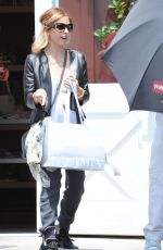 SARAH MICHELLE GELLAR Leaves Brentwood Country Mart
