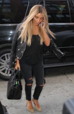 Blonde KIM KARDASHIAN Arrives at Her Home in New York