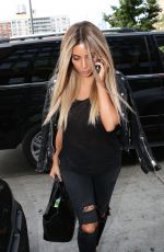 Blonde KIM KARDASHIAN Arrives at Her Home in New York