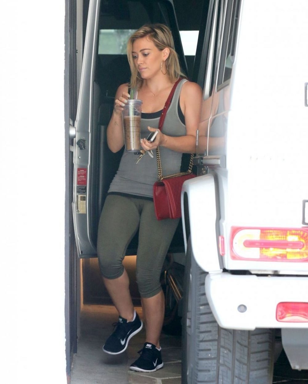 hilary-duff-arrives-at-a-gym-in-west-hollywood-0206_2.