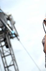 JAMIE LYNN SPEARS Performs at a Concert in Nashville