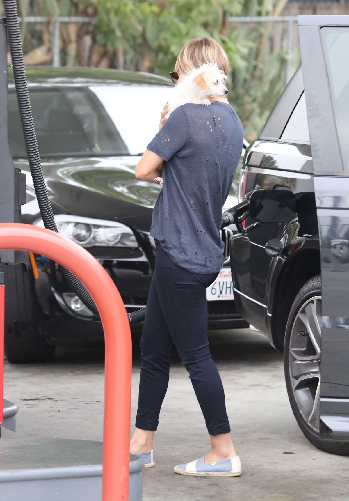 kaley-cuoco-in-jeans-out-and-about-in-los-angeles_3.