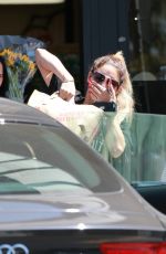 VANESSA HUDGENS Leaves Trader Joe