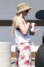 ASHLEE SIMPSON Leaves McDonald